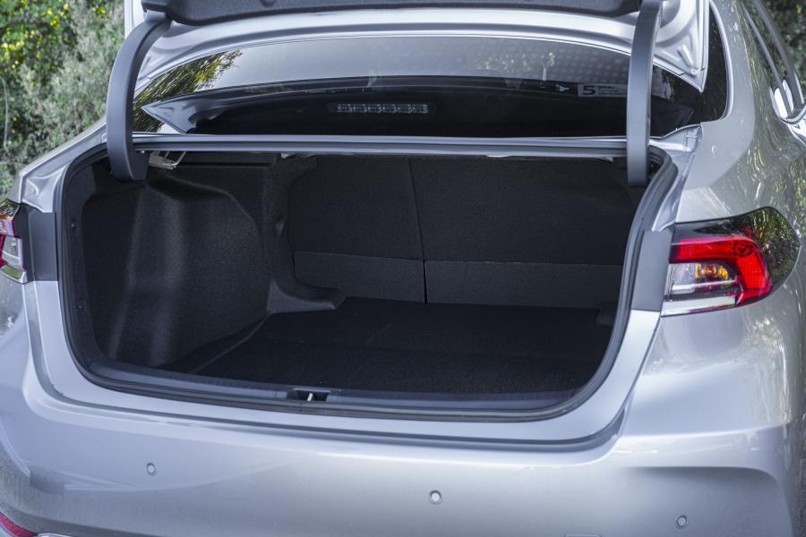 Багажник Toyota Corolla Hybrid Sedan 2019 года  (UK) (фото 13 из 29)